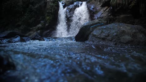 Nahaufnahme-Eines-Wasserfalls-In-Zeitlupe.-Martinique-Didier